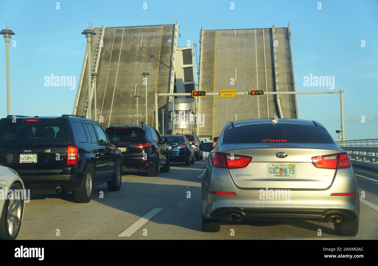 Fort Lauderdale, Florida, U.S.A - 3 de enero de 2020 - el tráfico en la ruta A1A por la calle Southeast 17th Street cuando el puente levadizo está abierto Foto de stock