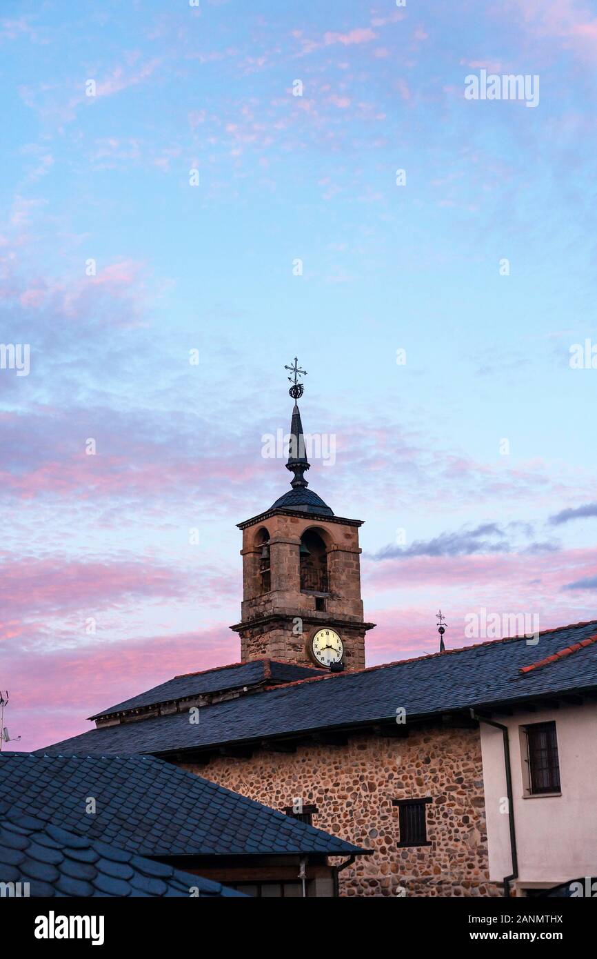 La Torre del Reloj en Ponferrada, España se ve contra un cielo al atardecer. Esta imagen fue rodada mientras caminaba el camino de Santiago en España. Foto de stock