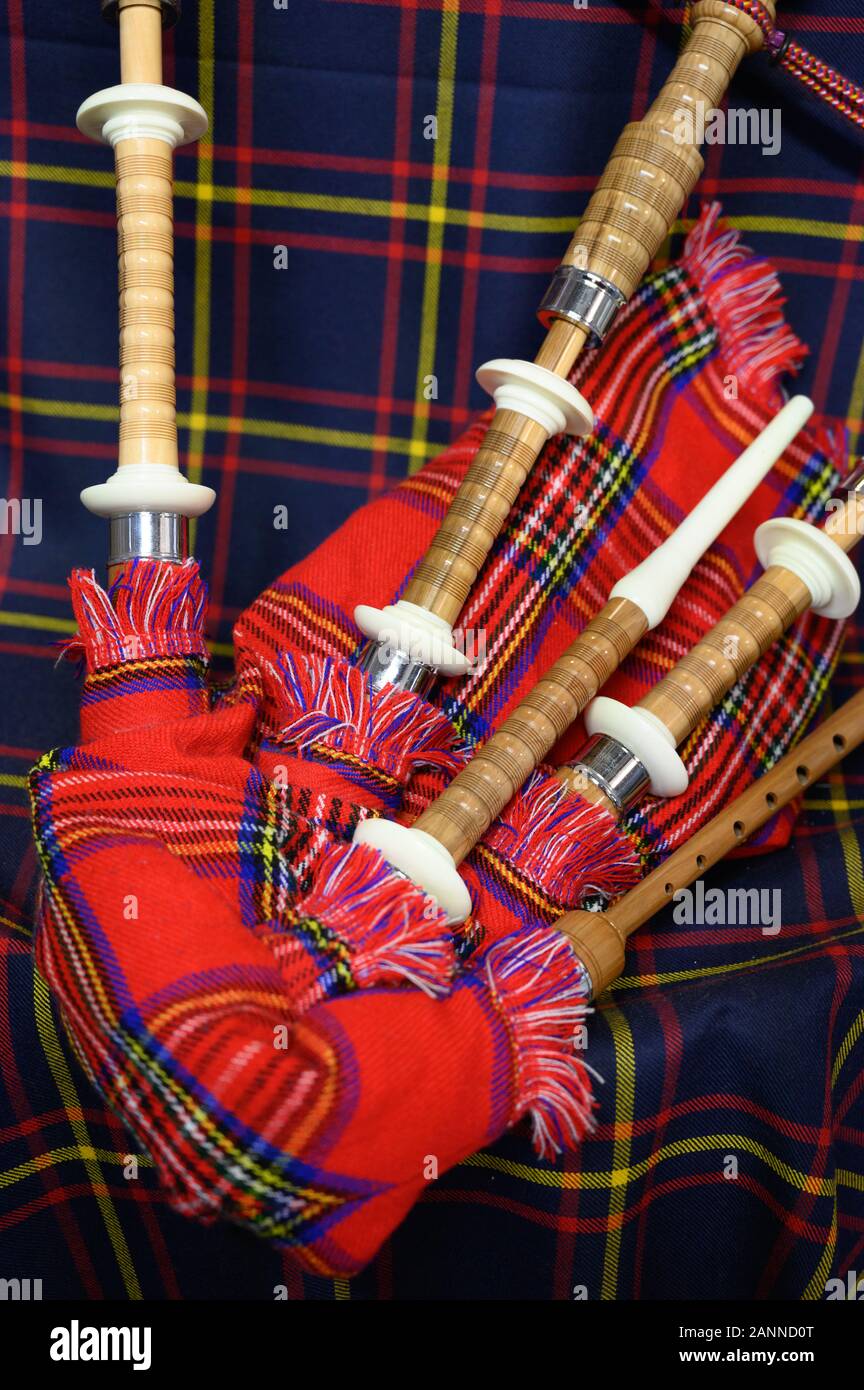 Instrumentos musicales antiguos folk escocesa, gaitas y el colorido tartan  fabric cerrar Fotografía de stock - Alamy