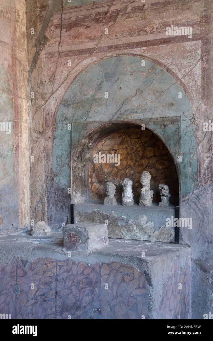 Pompei. Italia. Sitio arqueológico de Pompeya. Casa de MENANDER (Casa del Menandro). Lararium (santuario de los espíritus de la familia romana) Foto de stock