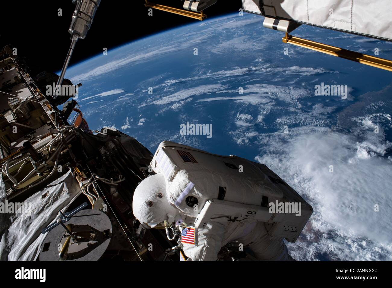 ISS - 15 Ene 2020 - El astronauta de la NASA Christina Koch está retratado trabajando en el vacío del espacio 265 km sobre el Océano Atlántico frente a la costa de Afric Foto de stock