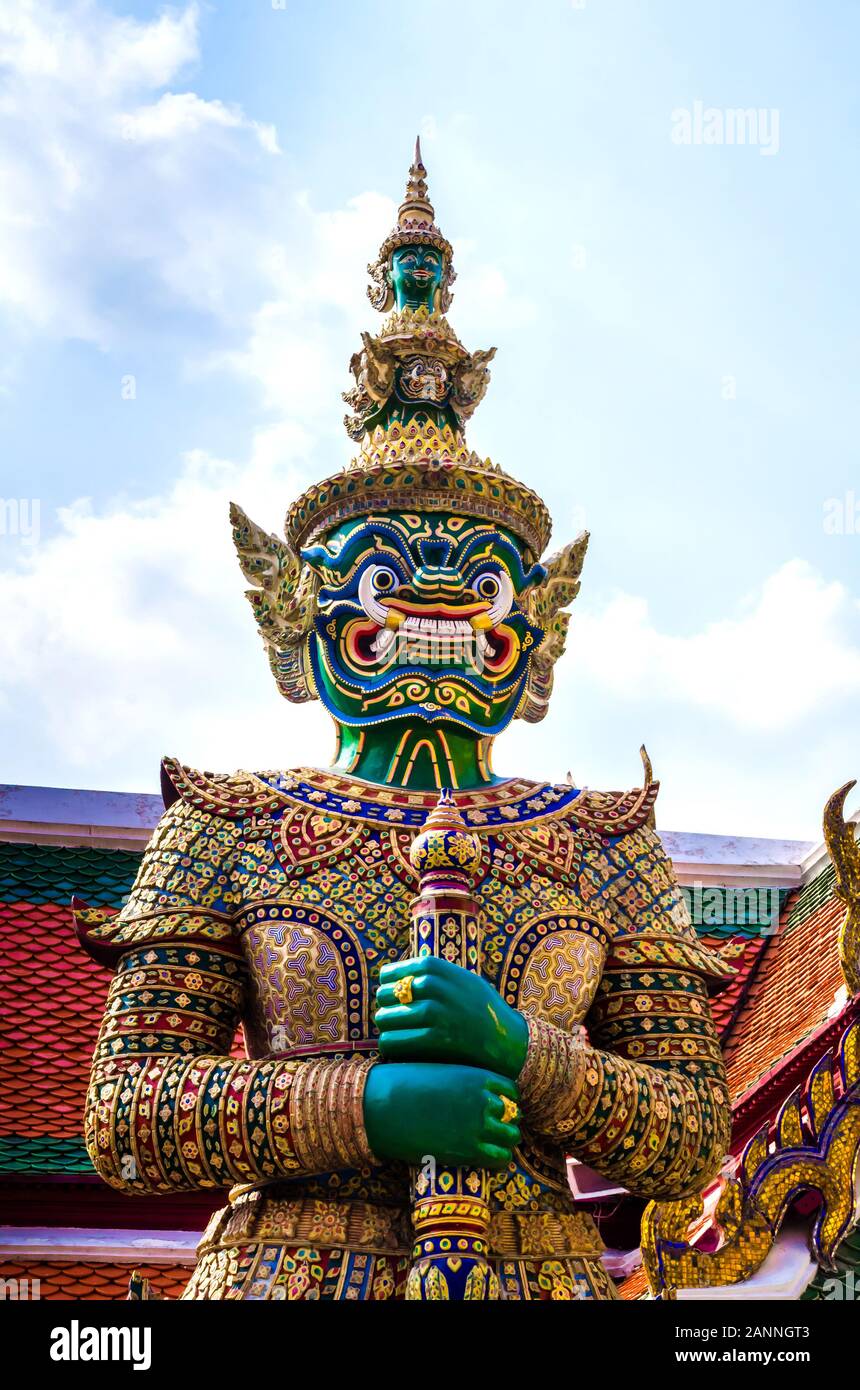 BANGKOK, TAILANDIA - Dic. 23, 2018: la estatua de Thotsakhirithon, gigantesco demonio guardian en el Wat Phra Kaew Palacio, conocido como el Templo del Buda Esmeralda. Foto de stock