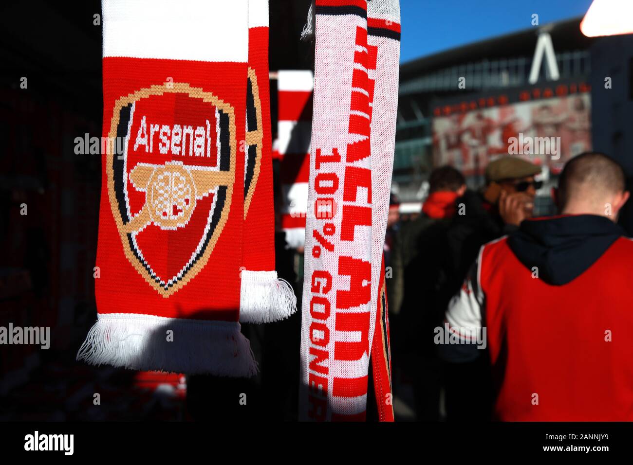 Una vista general del Arsenal bufandas vendida por delante de la Premier  League en el Emirates Stadium de Londres Fotografía de stock - Alamy
