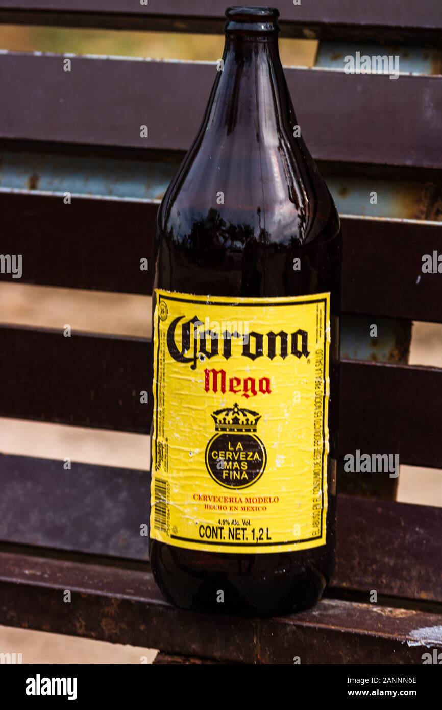 Corona Extra, Corona Mega, una de las cervezas de mayor venta en todo el  mundo es una pale lager producida por Cervecería Modelo de México  Fotografía de stock - Alamy