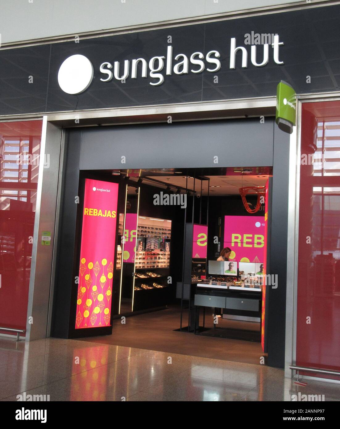 Cabaña de gafas de sol tienda de la empresa minorista visto en Málaga-Costa  del Sol Aeropuerto Fotografía de stock - Alamy