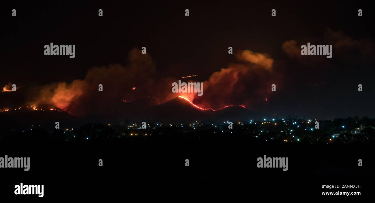 Gran fuego en las montañas de Villa Giardino Foto de stock