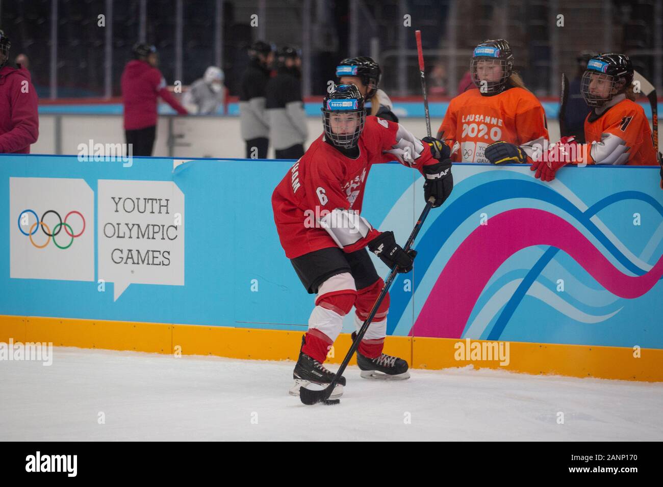 Abby Rowbotham (14) de Team GB compite en la ronda preliminar de 3 torneos del NOC mixto de hockey sobre hielo para mujeres de Lausana 2020 el 10 de enero de 2020 Foto de stock