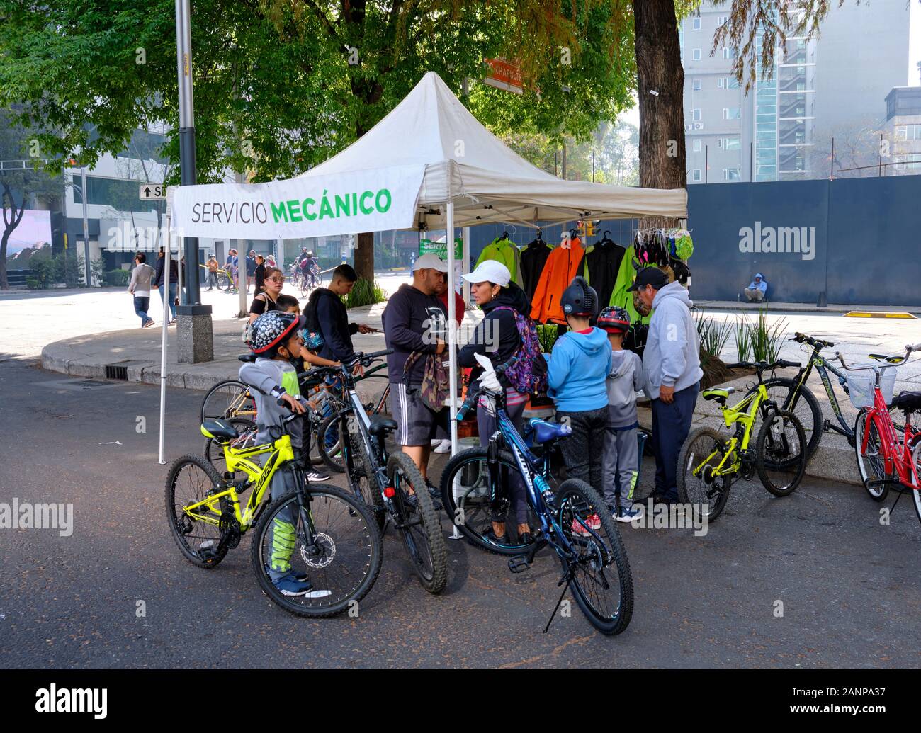 Ciudad de México . Los ciclistas con el stand de mecánica de bicicletas  gratuito proporcionado por el gobierno cada domingo parte de "Muevete en  bici." un programa gratuito de tráfico Fotografía de