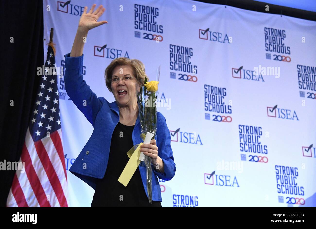 Des Moines, Estados Unidos. 18 ene, 2020. 2020 senador candidato presidencial demócrata de Massachusetts Elizabeth Warren, sosteniendo una rosa amarilla para conmemorar el 100º aniversario de la adopción de la enmienda 19, permitiendo el voto a las mujeres, concluye su intervención en una conferencia de la Asociación de Educación del Estado de Iowa en Des Moines, Iowa, Sábado, 18 de enero de 2020. Los candidatos siguen campaña como Iowa's primero-en-el-nación caucuses en febrero 3 enfoques. Foto por Mike Theiler/UPI Crédito: UPI/Alamy Live News Foto de stock