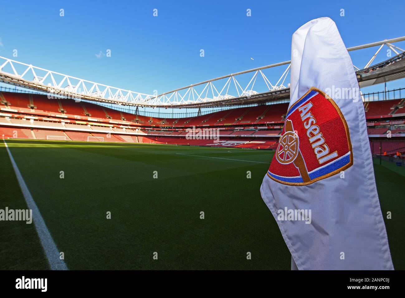 Londres, Inglaterra - Enero 18, 2020: Un rincón pabellón del Arsenal con Crest foto delante de la Premier League 2019/20 entre el Arsenal FC y el Sheffield United FC en el estadio Emirates. Foto de stock