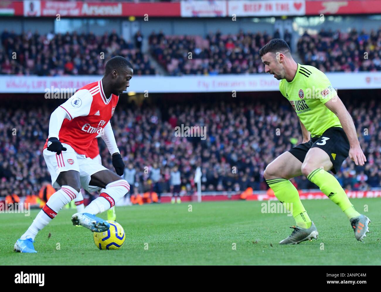 Londres, Inglaterra - Enero 18, 2020: Nicolás Pepe del Arsenal y Enda Stevens de Sheffield foto durante la Premier League 2019/20 entre el Arsenal FC y el Sheffield United FC en el estadio Emirates. Foto de stock