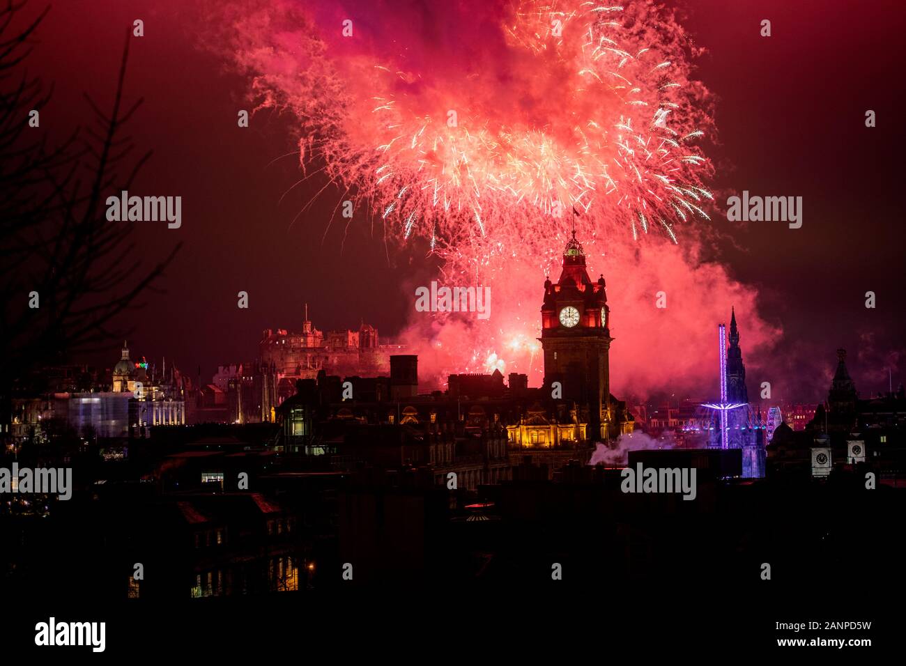 Los fuegos artificiales iluminan el cielo sobre Edimburgo durante las celebraciones de Hogmanay el miércoles, 1 de enero de 2020, en Edimburgo, Reino Unido. Ian George Foto de stock