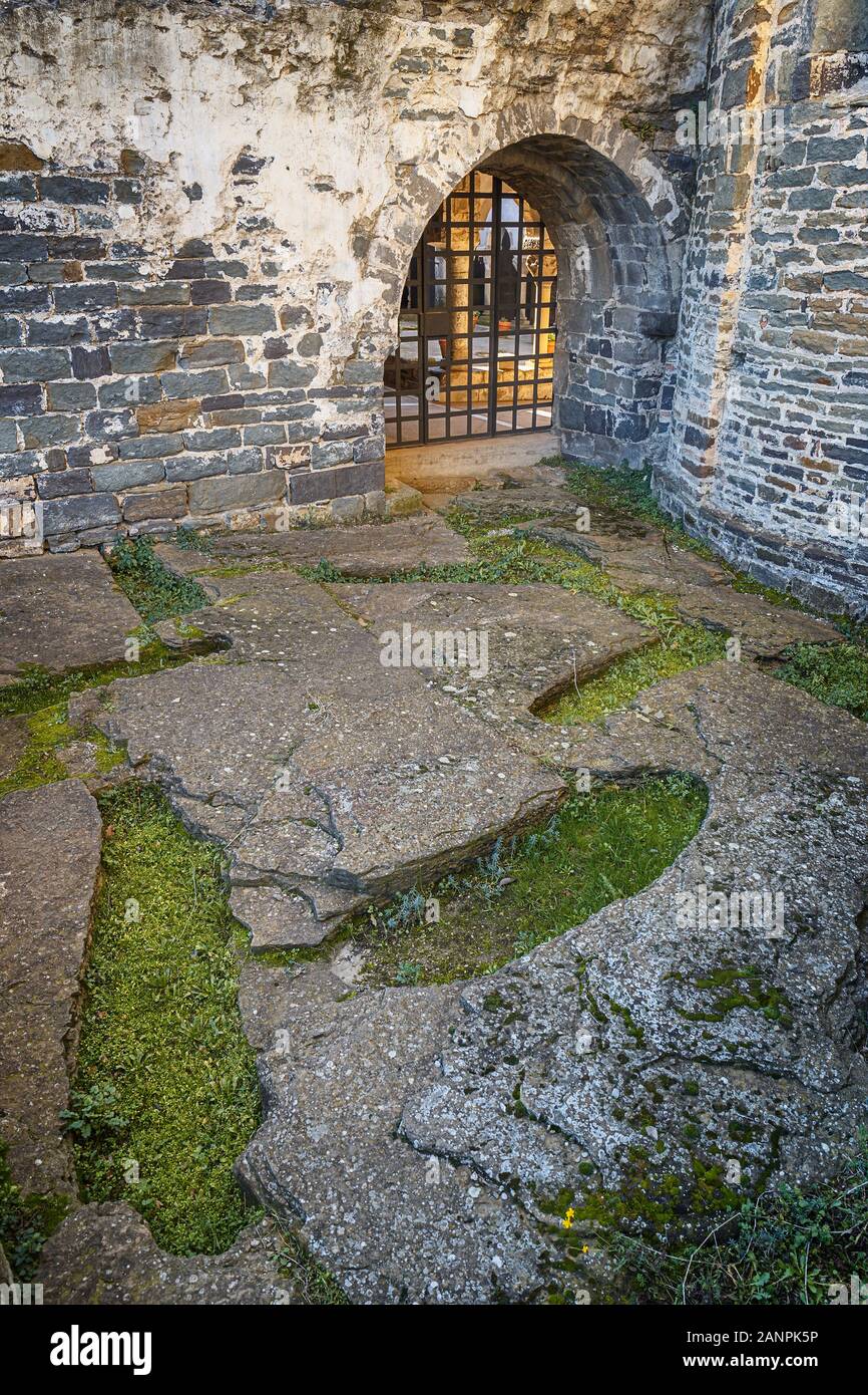 Tumbas antropomórficas en estilo románico del siglo XI el monasterio benedictino de Sant Pere de Casserres, Cataluña Foto de stock