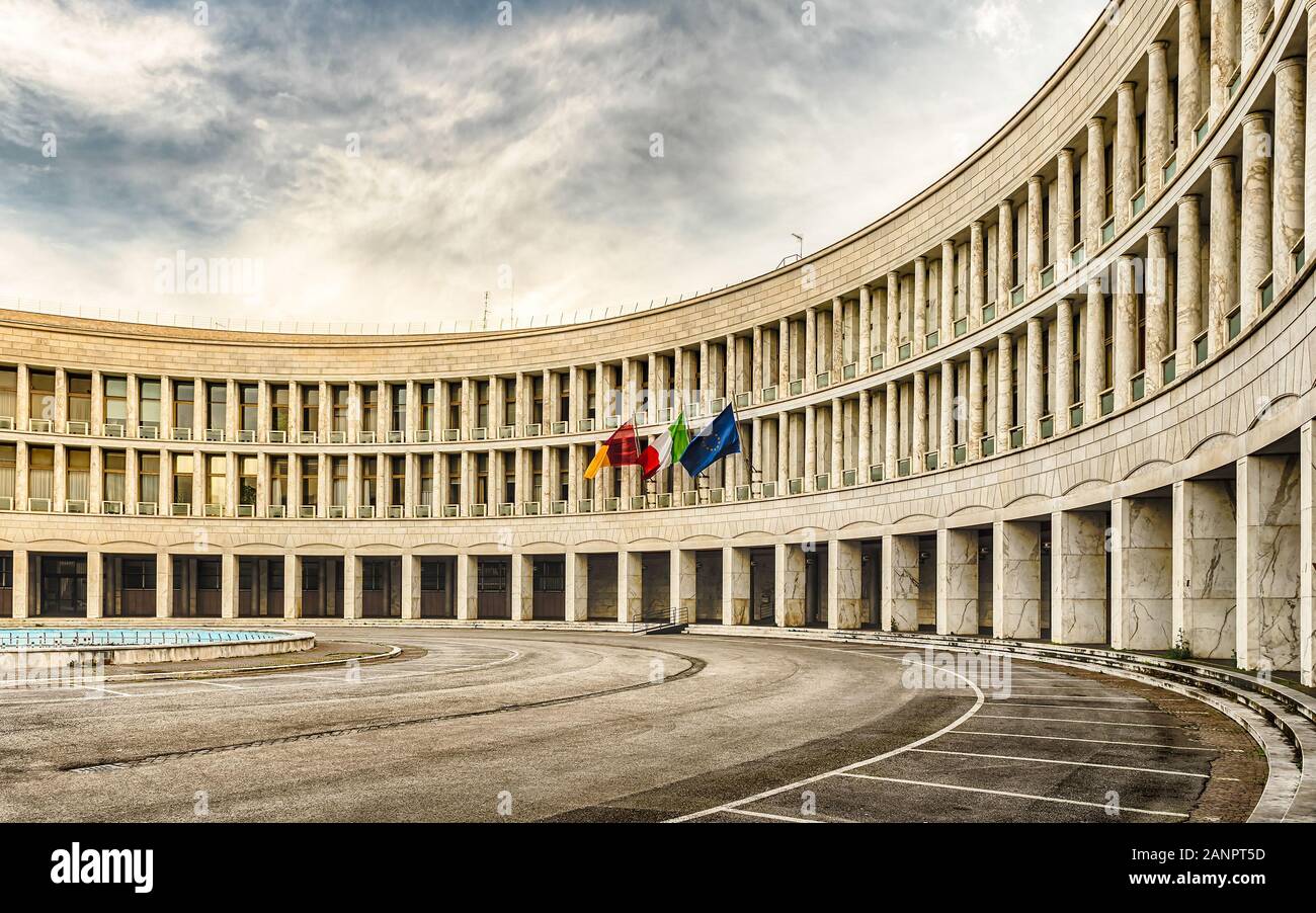 Pintoresca arquitectura neoclásica en el distrito EUR, Roma, Italia Foto de stock