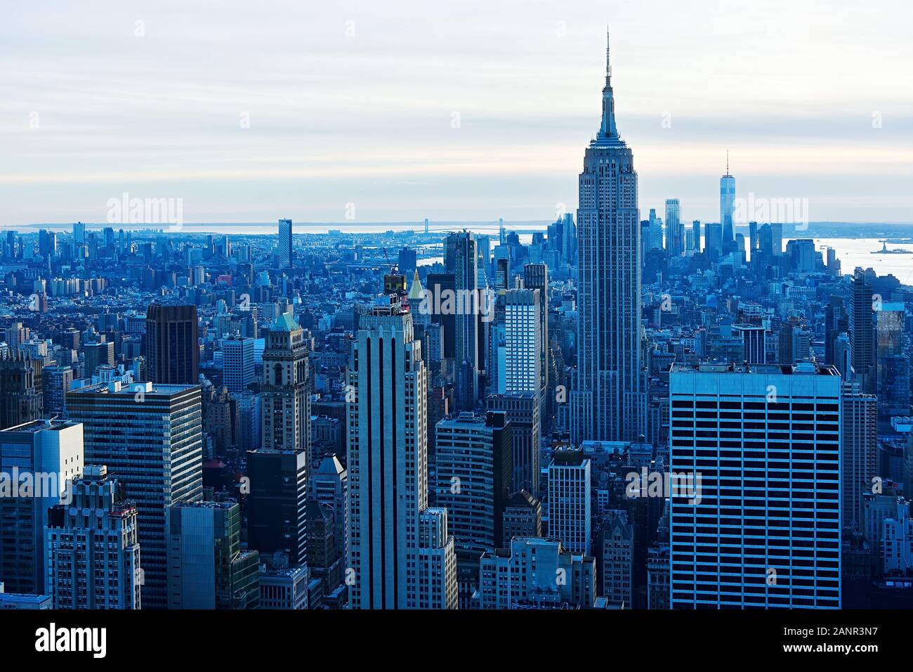 Manhattan, Nueva York, NY, USA - 30 de noviembre de 2019. Con la arquitectura de la ciudad de Nueva York Manhattan al atardecer desde la cima de la roca, el Rockefeller Center . Foto de stock