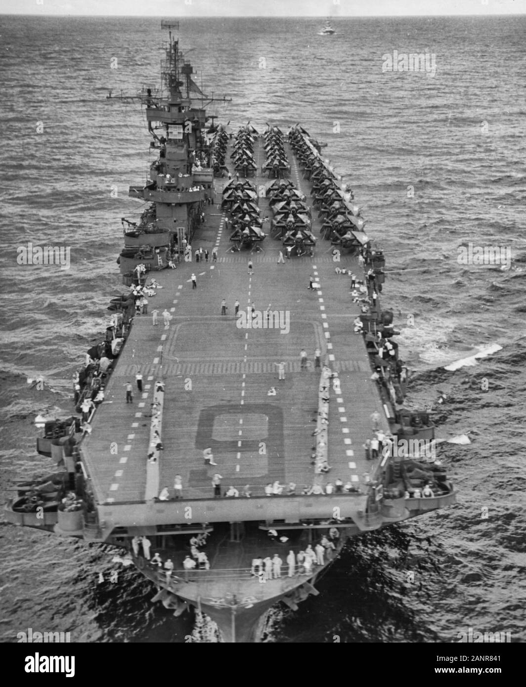 USS Enterprise (CV-6) se vaporiza hacia el Canal de Panamá el 10 de octubre de 1945, mientras se dirigía a Nueva York para participar en las celebraciones del Día de la Marina. Foto de stock