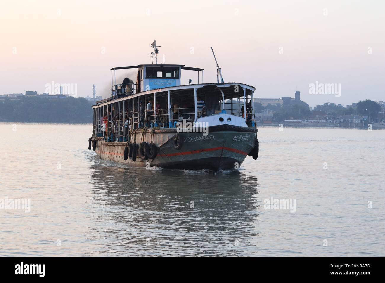 Barco sobre el río Hooghly en Kolkata. Foto de stock