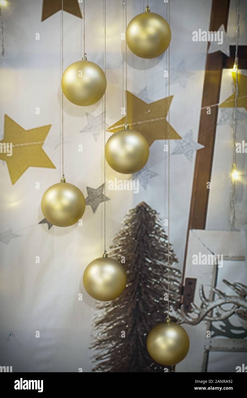 Decoracion De Navidad En La Pared Blanca Una Hermosa Decoracion Pared Con Bolas De Oro Fotografia De Stock Alamy