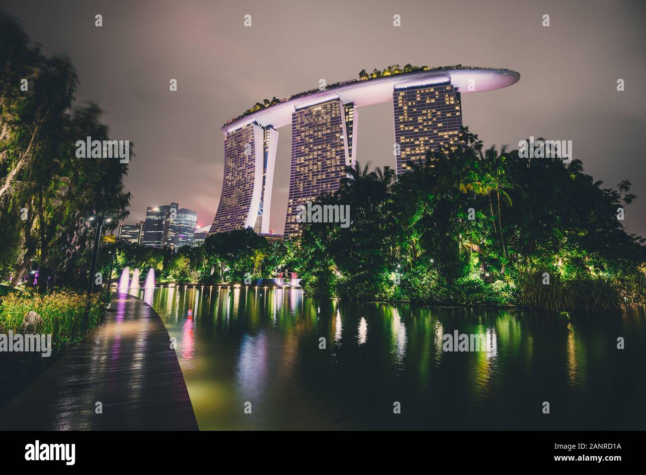 El Marina Bay Sands Hotel en Singapur. Foto de stock