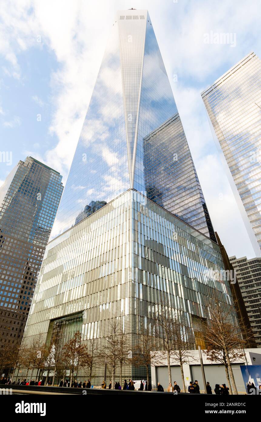 El nuevo edificio Del World Trade Center está cerca de las 9/11 Waterfall Pools de la ciudad de Nueva York Foto de stock