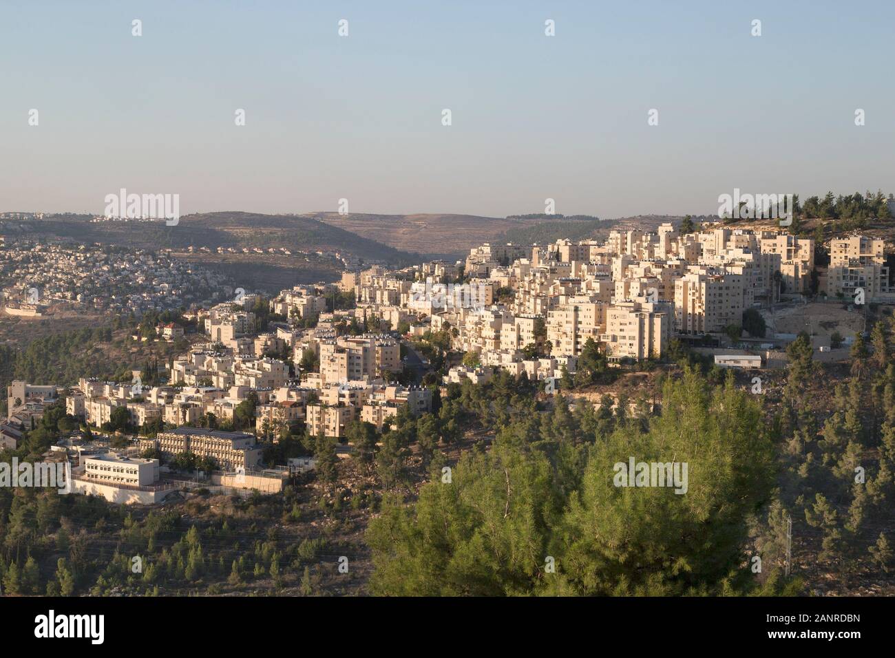 Har Nof, visión general de un barrio con terrazas construido en las colinas judeanas del oeste de Jerusalén y el bosque de Jerusalén, un cinturón verde plantado en el 1950s Foto de stock