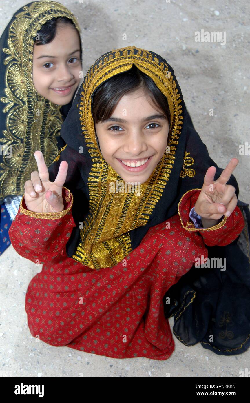 La cultura árabe, retrato de dos niñas de Qatar en la vestimenta  tradicional Fotografía de stock - Alamy