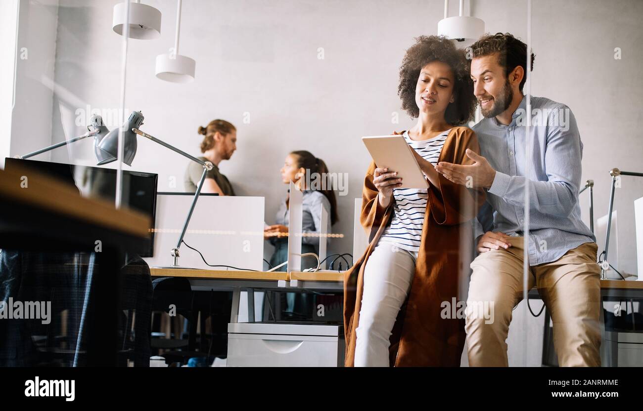 Directores Creativos tripulación trabaja con nuevo proyecto de inicio de Office. Lluvia de ideas del equipo. Foto de stock