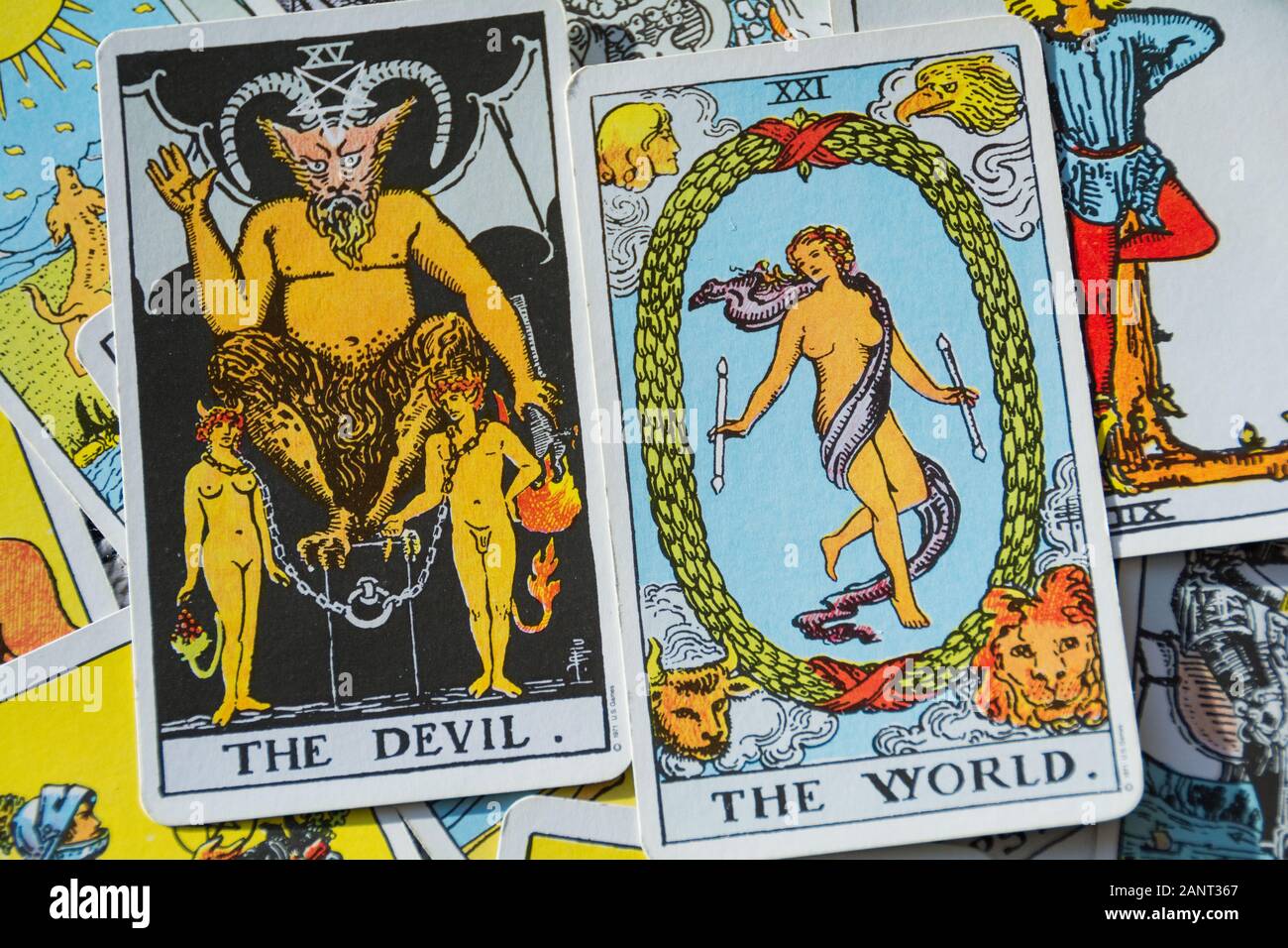 El Mundo y el Diablo - Colorful Tarot tarjetas Fotografía de stock - Alamy