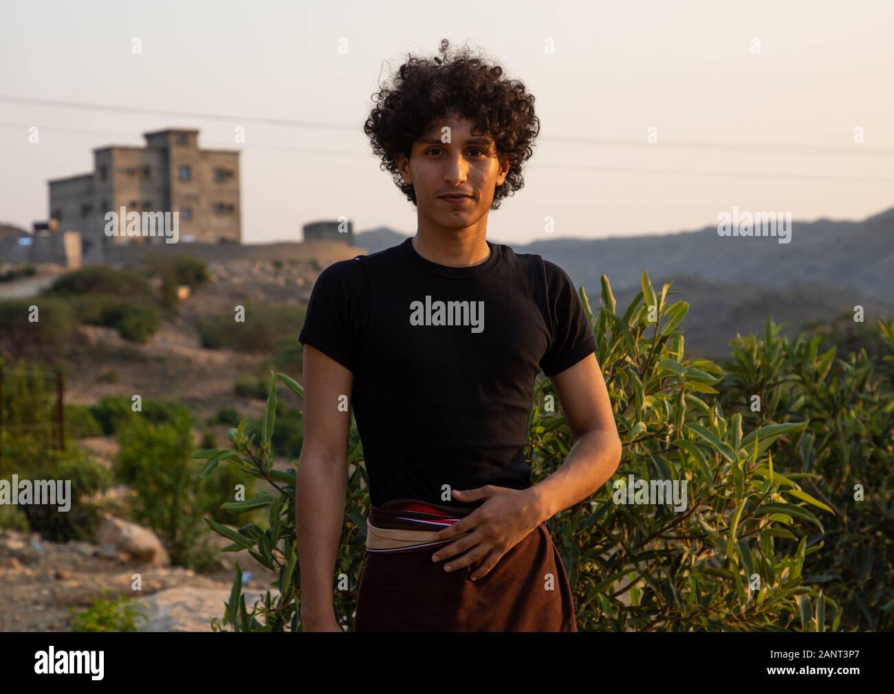 Retrato de un hombre saudí con el cabello rizado en una aldea montañosa, provincia de Jizán,, Alaydabi, Arabia Saudita Foto de stock