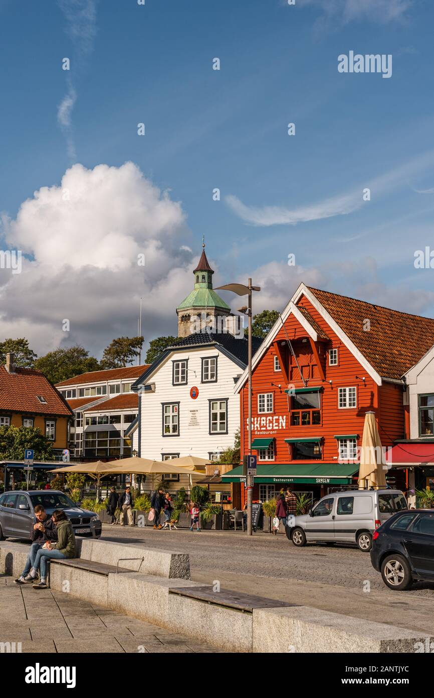 09.02.2019 Stavanger Noruega Skagenkaien editorial con los antiguos edificios de madera, con restaurantes y terrazas en un día luminoso Foto de stock