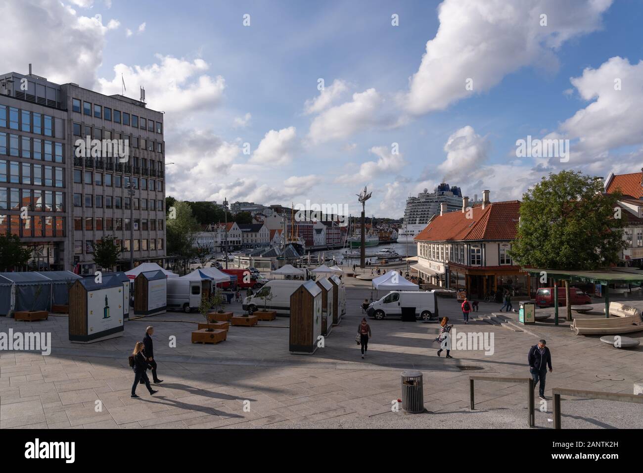 09.02.2019 Editorial Stavanger Noruega plaza del mercado de la ciudad en una tarde brillante con la mayoría del vendedor desaparecido para el día Foto de stock