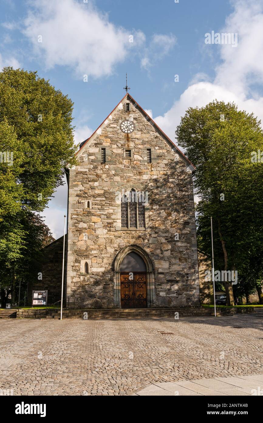 09.02.2019 Editorial Stavanger Noruega la antigua catedral de la ciudad en un día luminoso Foto de stock