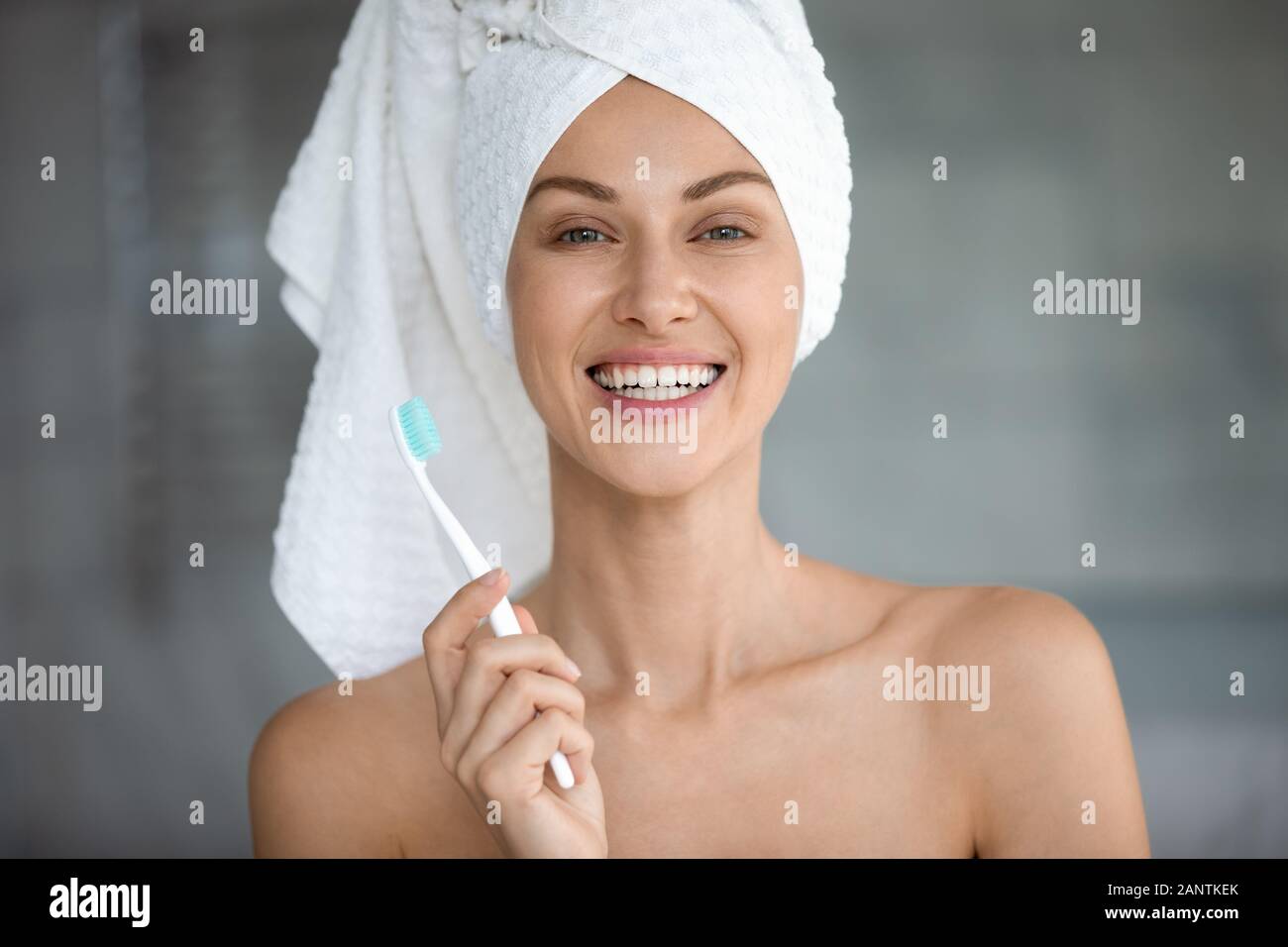 Disparo a la cabeza retrato Mujer hermosa con sonrisa saludable sujetando el cepillo de dientes Foto de stock