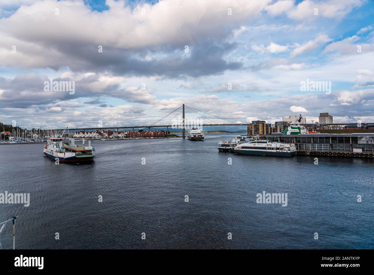 09.02.2019 Editorial Stavanger Noruega barcos pasando bajo el gran puente en la entrada al área de la bahía de la ciudad Foto de stock