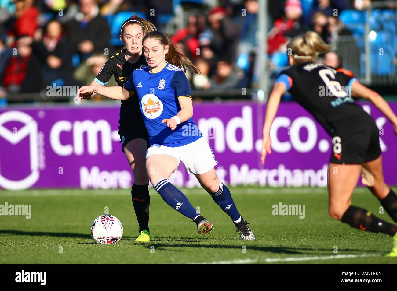 Birmingham, Reino Unido. 19 de enero de 2020. Claudia Walker de la ciudad de Birmingham, la mujer lleva la pelota desde el Manchester City. BCFC 0 - 2 Manchester City. Peter Lopeman/Alamy Live News Foto de stock