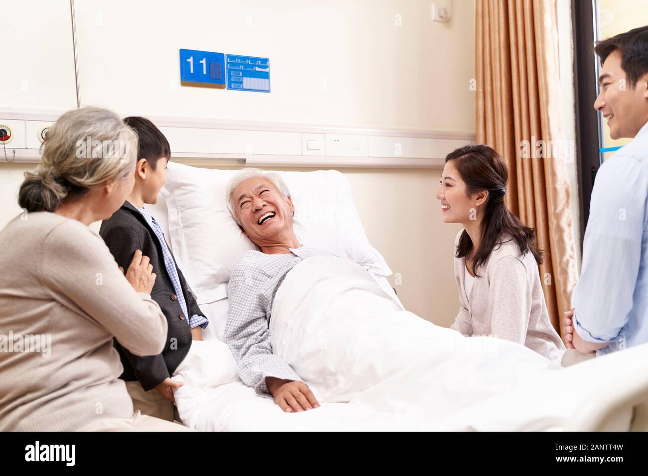 familia asiática con niños que visitan a los abuelos en el hospital Foto de stock
