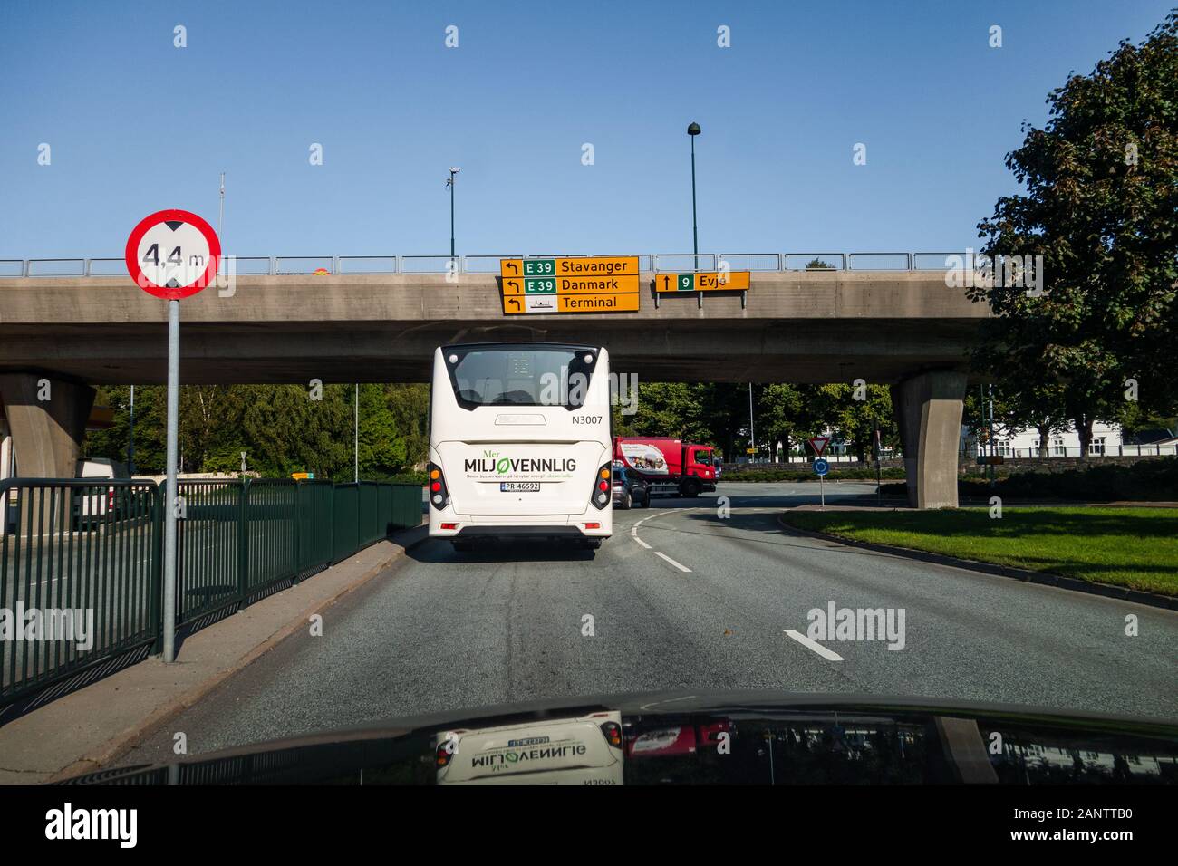 09.02.2019 Editorial Kristiansand Noruega conducir fuera de la ciudad en la carretera E39 a Stavanger con un ambiente simpático bus delante Foto de stock