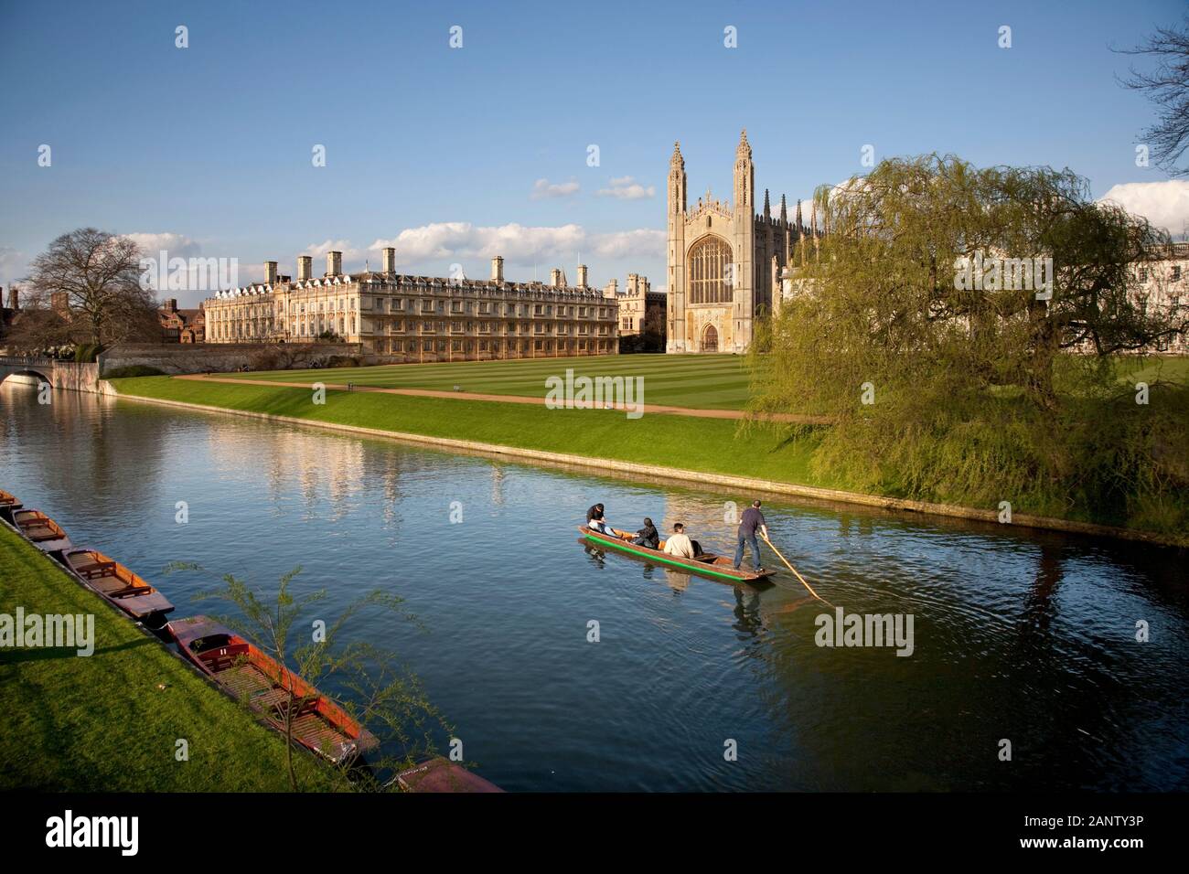 Navegar por el río Cam delante de la capilla de King's College, Cambridge en las espaldas Foto de stock
