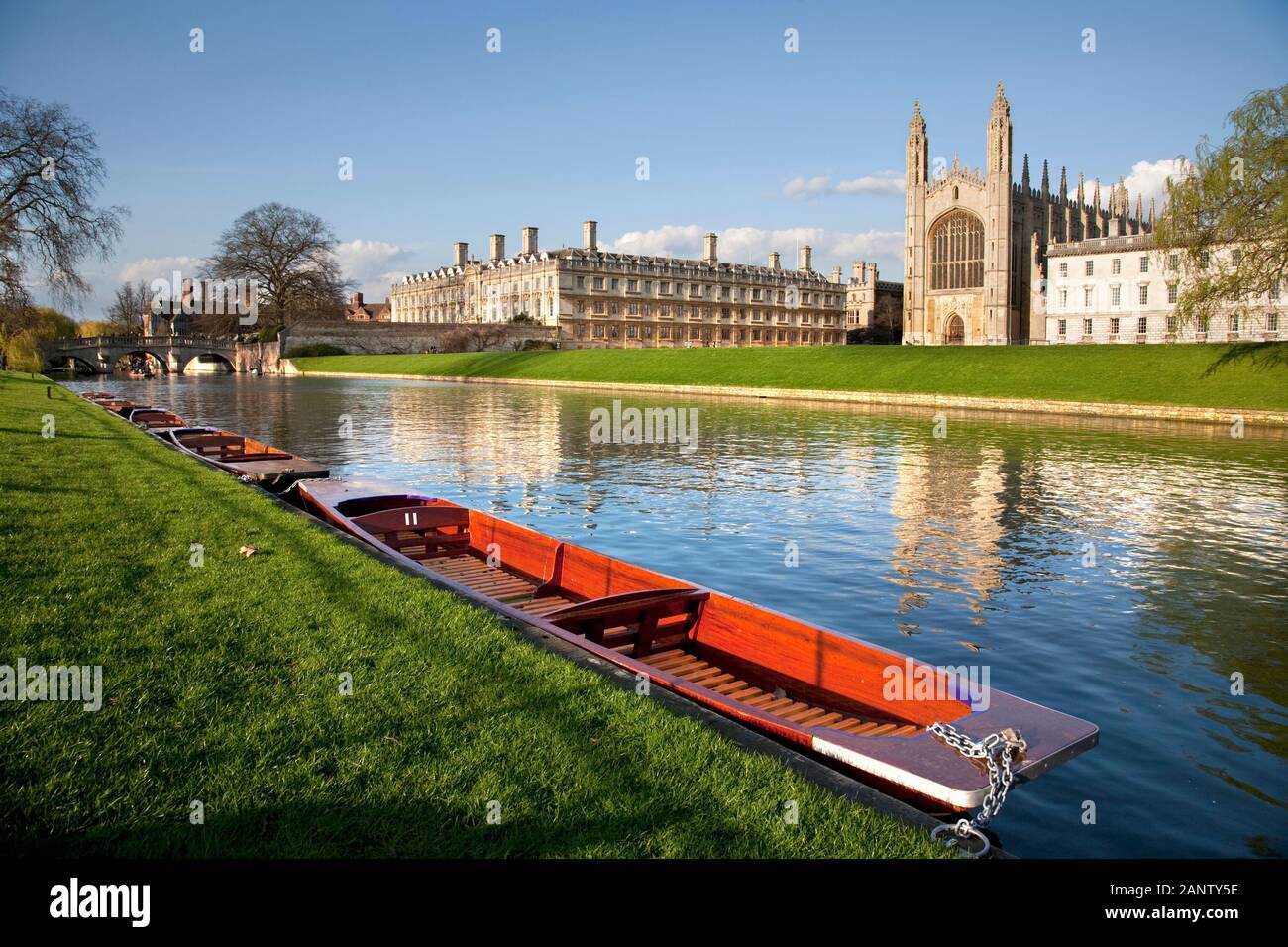 Punts del río Cam delante de la capilla de King's College, Cambridge en las espaldas Foto de stock