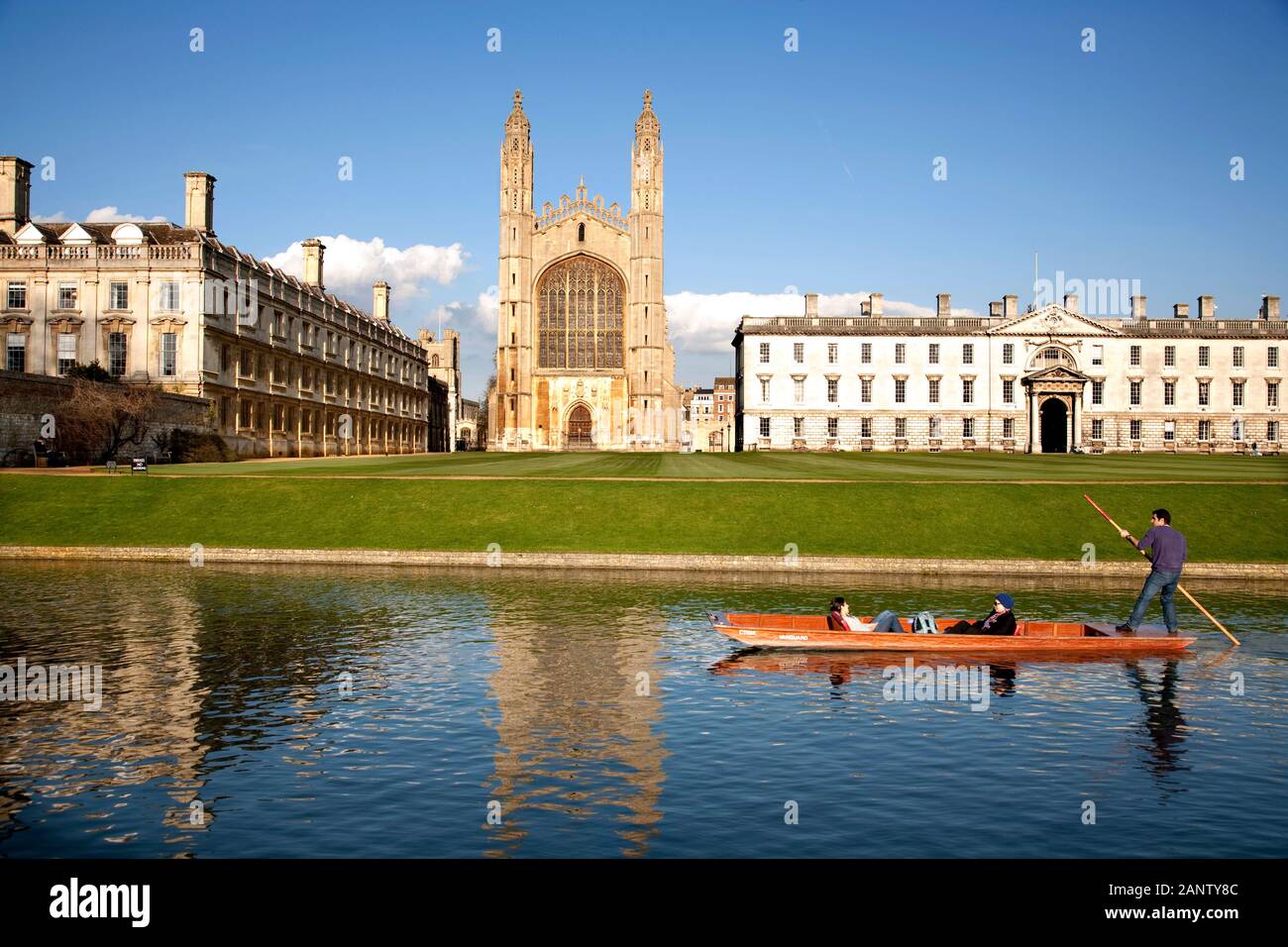 Navegar por el río Cam delante de la capilla de King's College, Cambridge en las espaldas Foto de stock