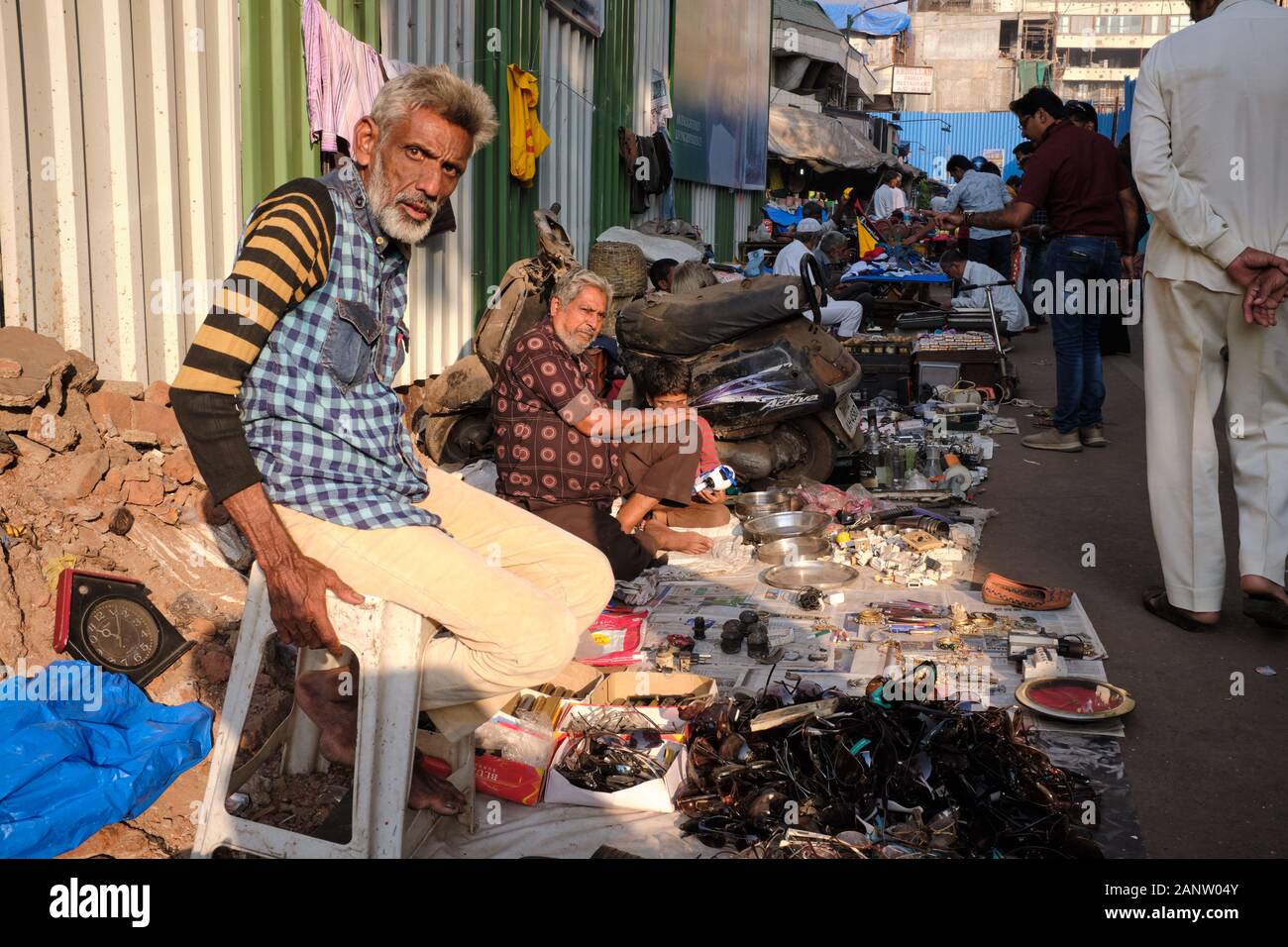Una fila de vendedores de artículos variados de segunda mano en Thieves'  Market (Chor Bazar), Mumbai Fotografía de stock - Alamy