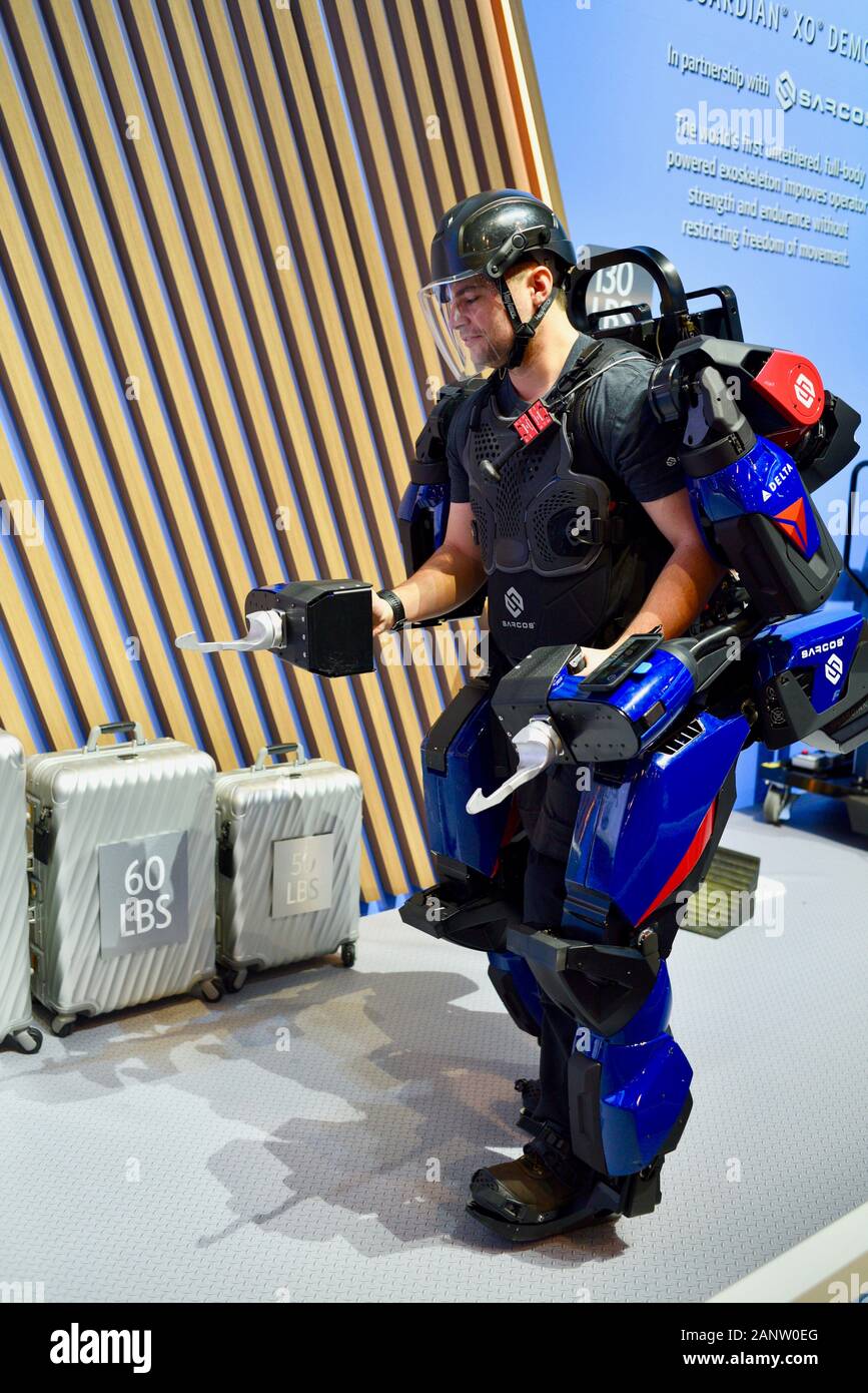 La demostración de fuerza de Sarcos Guardián de cuerpo completo de XO  powered exoesqueleto, que pronto será utilizada por Delta Airlines para el  equipaje, en el CES de Las Vegas, EE.UU Fotografía