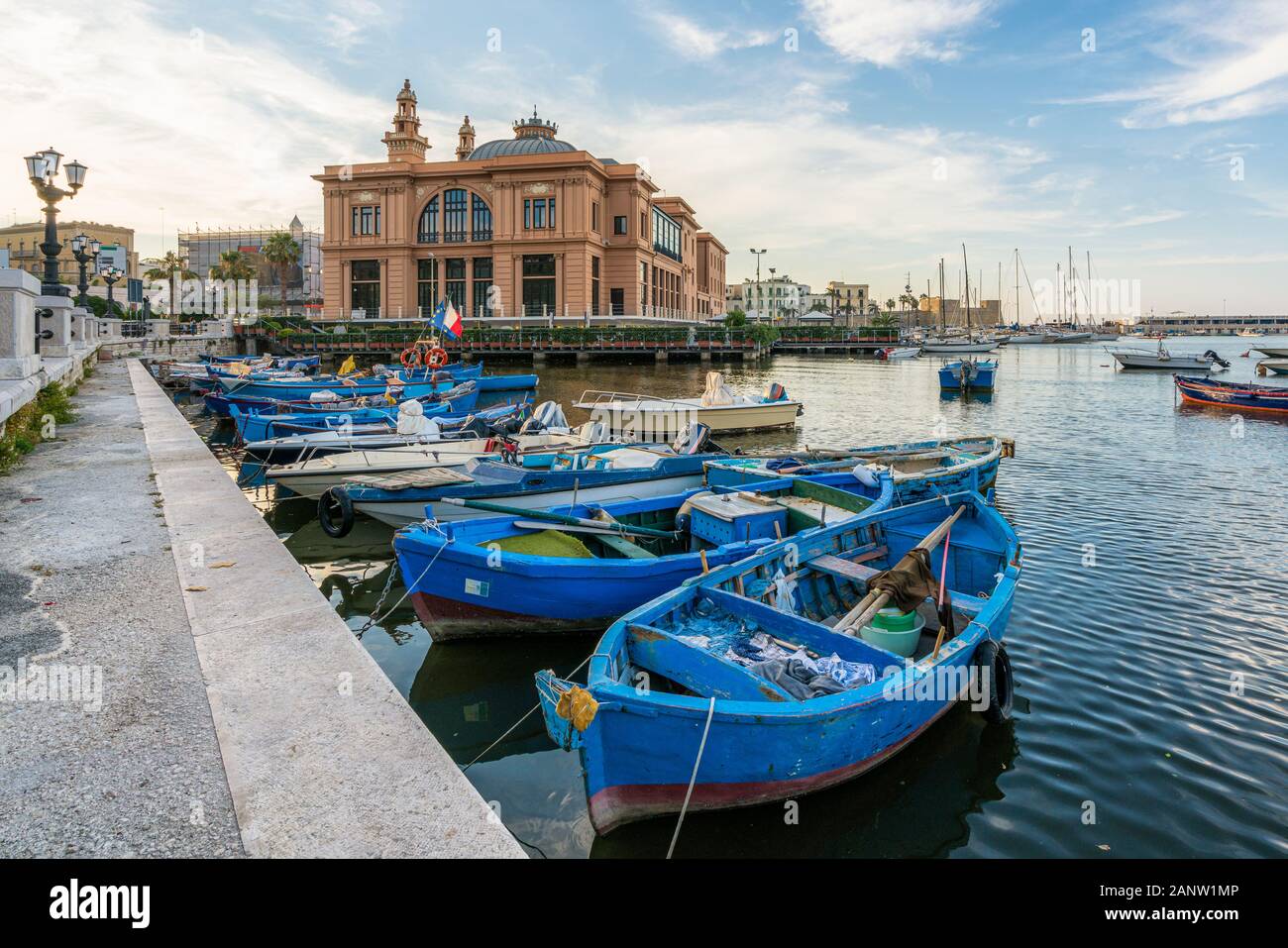 Espectáculo escénico en Bari con el antiguo puerto y Margherita Teatro, Puglia (Apulia), en el sur de Italia. Foto de stock