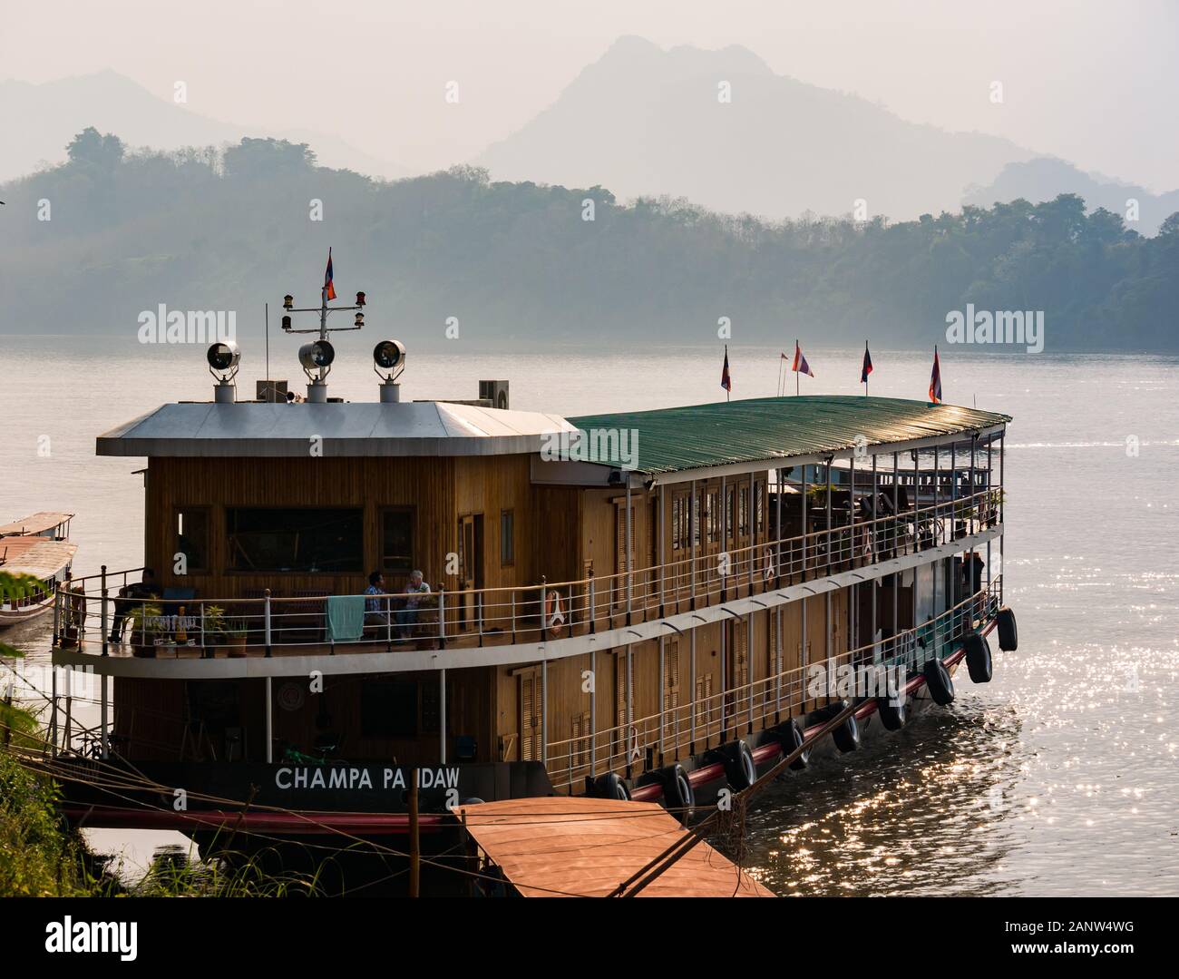 Crucero por el río barco anclado en la orilla, el río Mekong, Luang Prabang, Laos, Sudeste de Asia Foto de stock