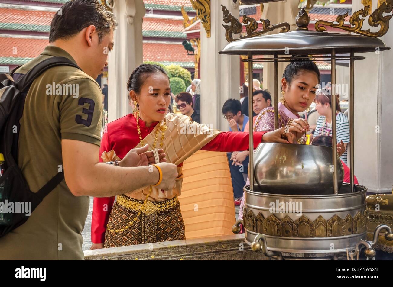 BANGKOK, TAILANDIA - Dic. 23, 2018: la gente pagando respeto con palitos de incienso sobre Joss-stick bote en el Templo del Buda de Esmeralda (Wat Phra Kaew). Foto de stock
