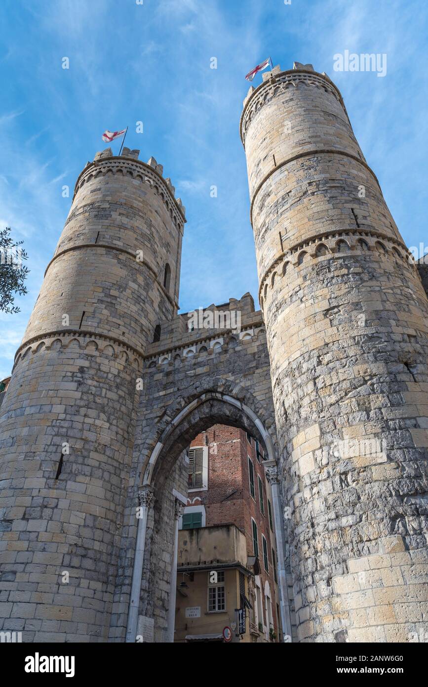 Génova, Génova, Italia - Enero 2020: Porta Soprana es la puerta más conocida de las antiguas murallas de Génova que protegían y defendían la ciudad Foto de stock