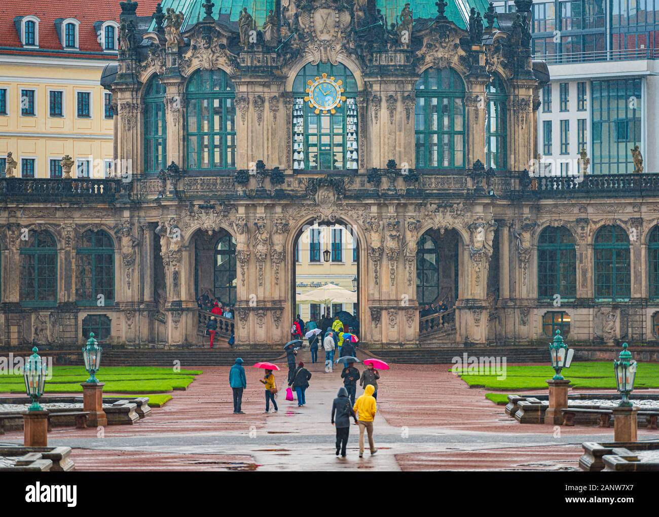 DRESDEN, Alemania - 22 de septiembre de 2014: Dresden Zwinger en Alemania, Sajonia, Europa. La gente caminando con paraguas bajo la lluvia Foto de stock