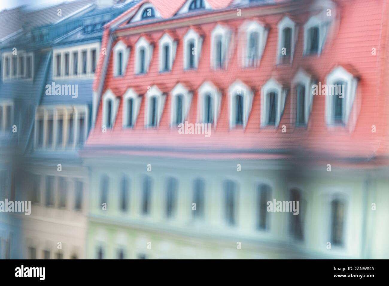 El techo de la casa de azulejos con ventana en Dresden, Alemania. Ciudad vieja arquitectura de Europa. Foto de stock