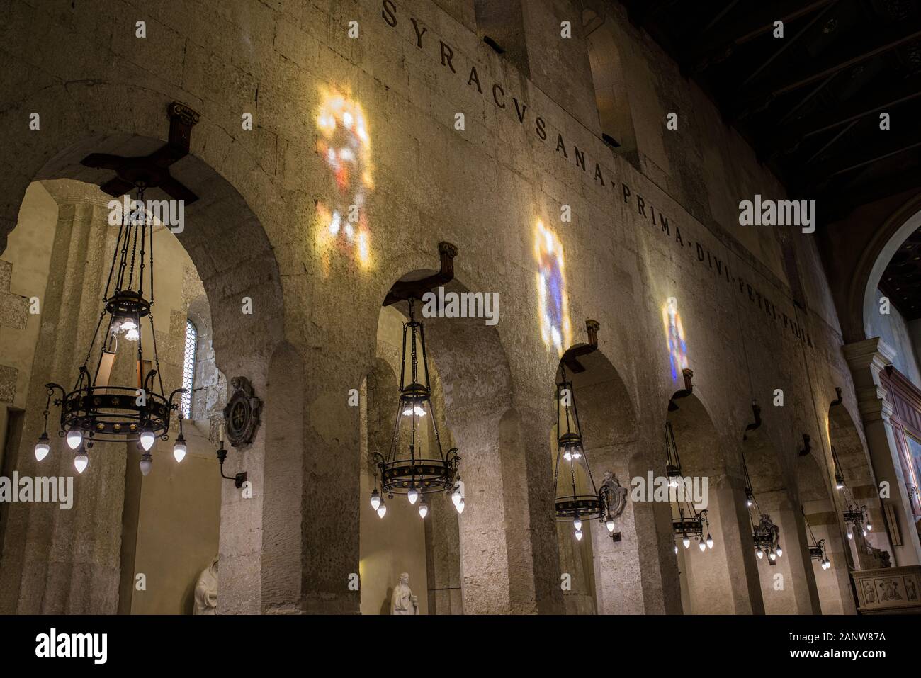 En El Interior De La Catedral De Siracusa Fotografia De Stock Alamy