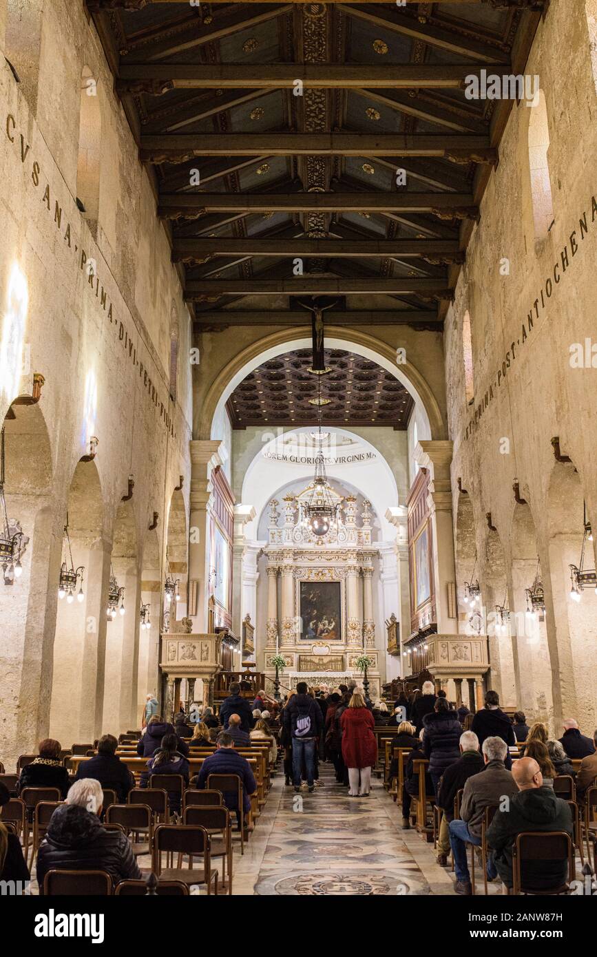 En El Interior De La Catedral De Siracusa Fotografia De Stock Alamy